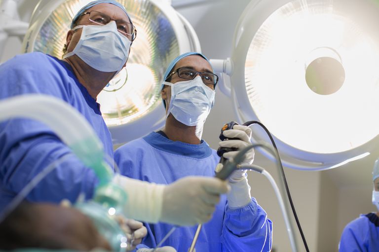 Comprender los procedimientos de laparotomía y laparoscopia