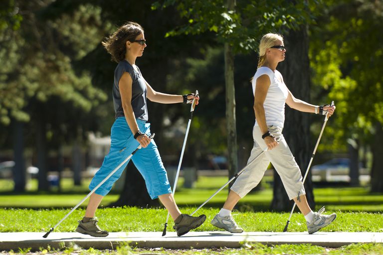Bastones para caminar: Queme más calorías, sienta menos esfuerzo