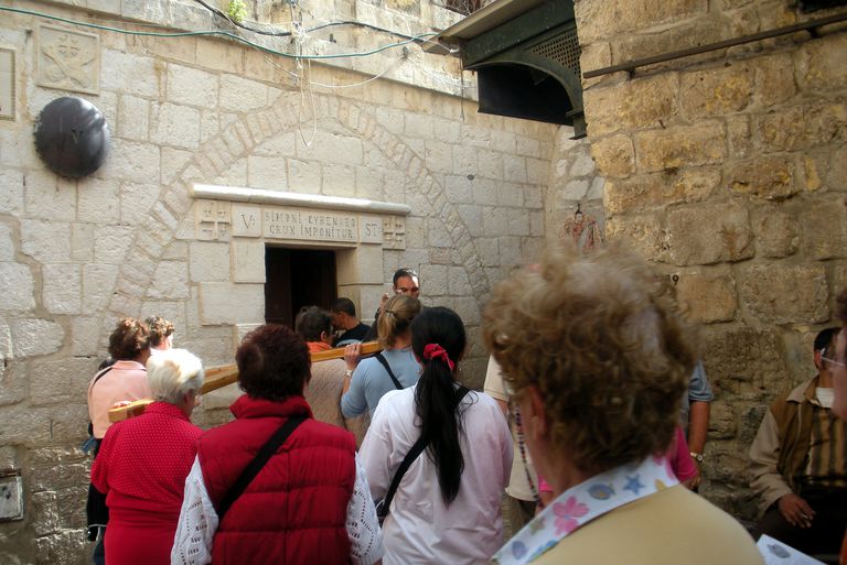 Caminando por la Vía Dolorosa en Jerusalén
