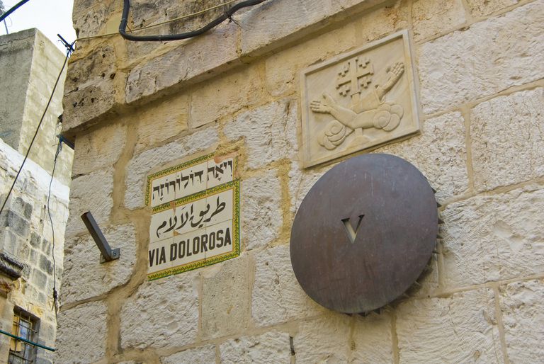 Caminando por la Vía Dolorosa en Jerusalén