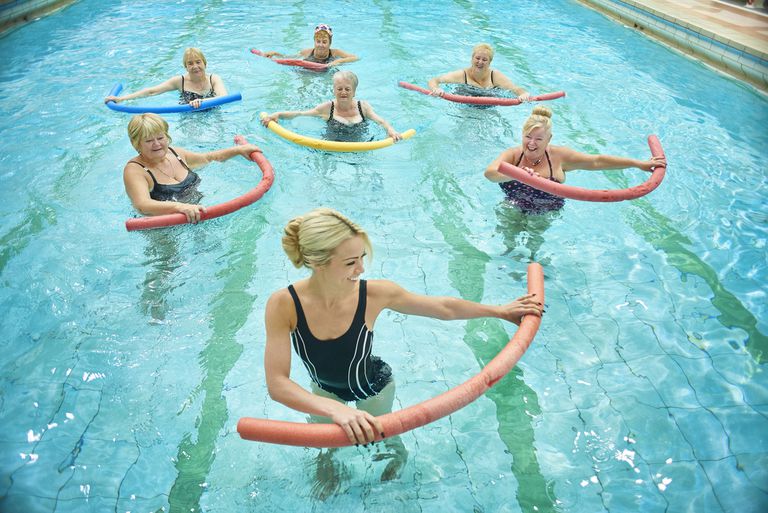 Rutina de ejercicios con agua para el dolor de espalda