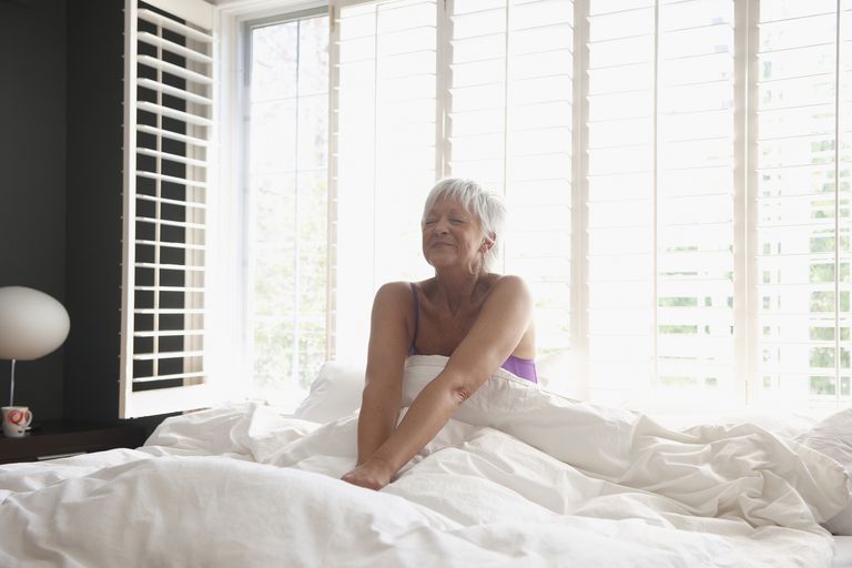 ¿Qué causa que se despierte demasiado temprano entre las personas mayores?
