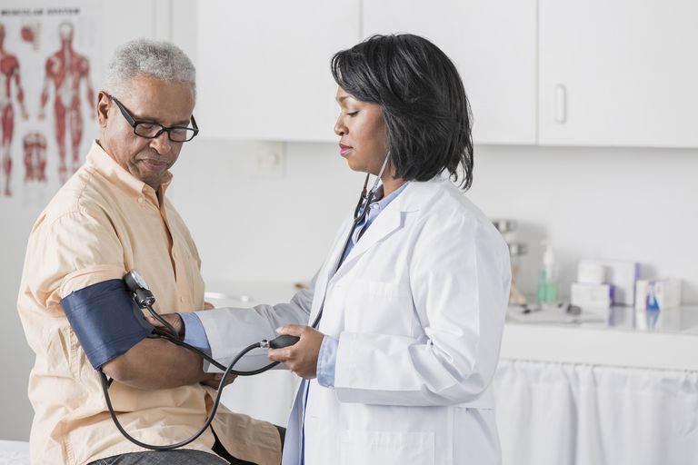 ¿Qué le sucede a la presión arterial a medida que envejecemos?