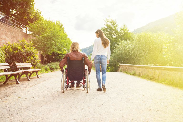 ¿Qué es un dispositivo de ayuda a la movilidad en la esclerosis múltiple?
