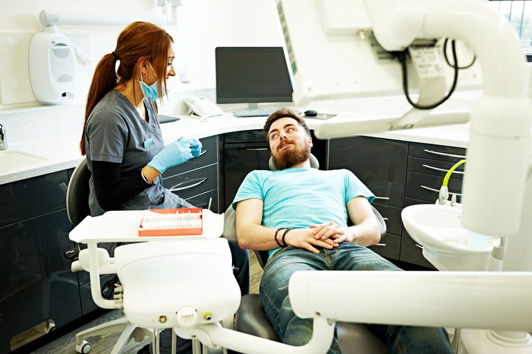 ¿Dónde puede obtener un trabajo dental gratuito o de bajo costo?