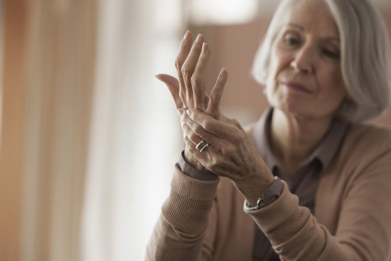 ¿Qué articulaciones son las más comúnmente afectadas por la artritis reumatoide?