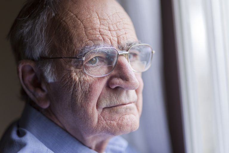 Por qué el envejecimiento causa problemas oculares y enfermedades en el anciano