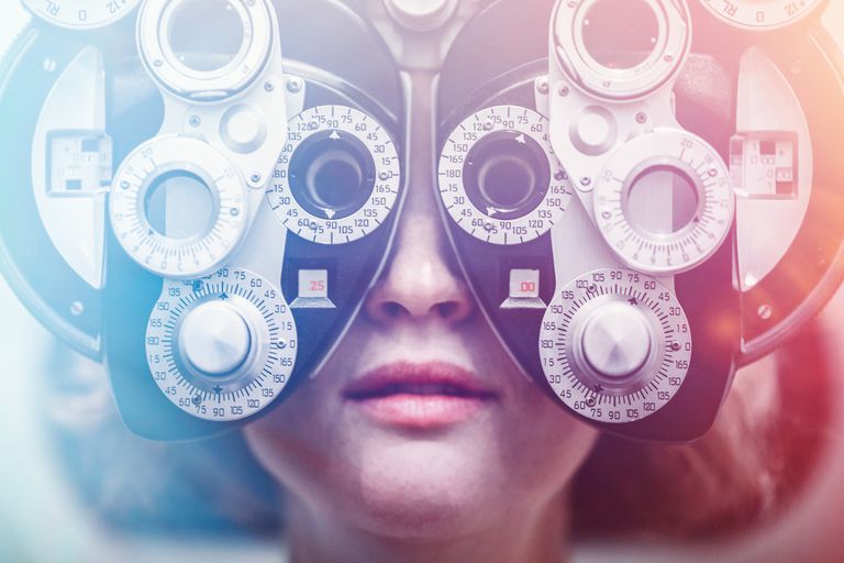¿Por qué los oculistas cobran más por los exámenes de lentes de contacto?