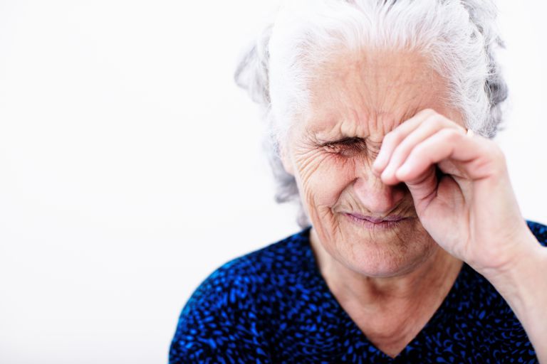 ¿Por qué los ojos viejos parecen producir más lágrimas?