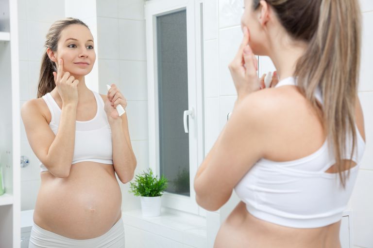 Por qué tiene acné durante el embarazo