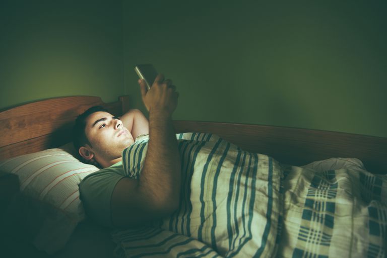 Por qué no deberías dormir con tu teléfono celular por la noche